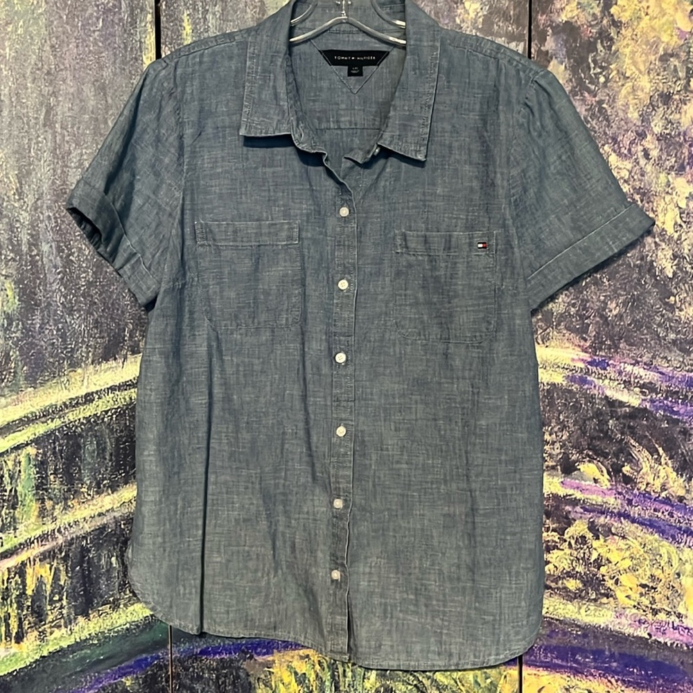⛱️Women’s L blue Tommy Hilfiger button down short sleeve shirt
